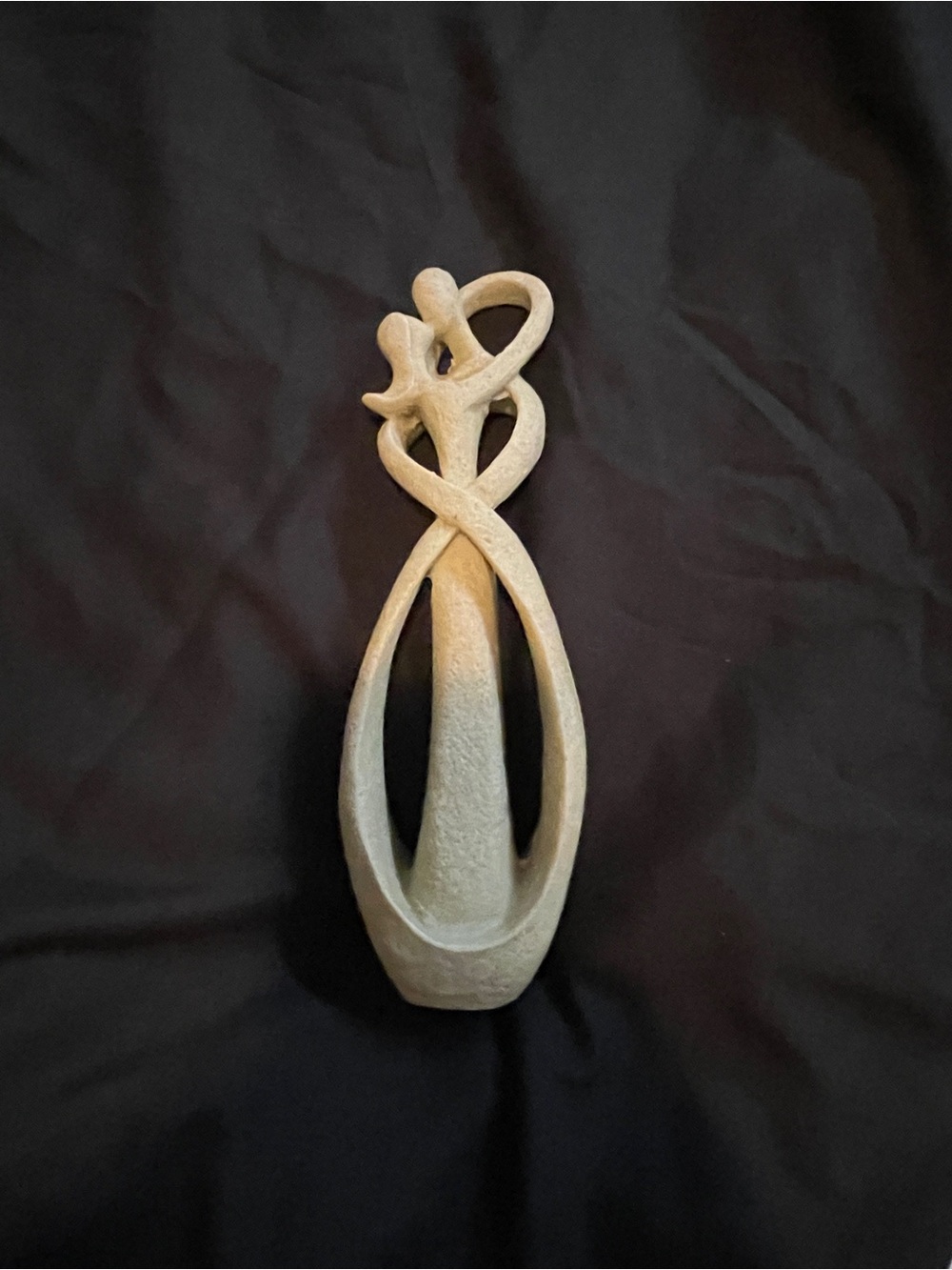 🦋Elegant Tan Abstract Sculpture
Sandstone or resin
Couple kissing. - Picture 8 of 12